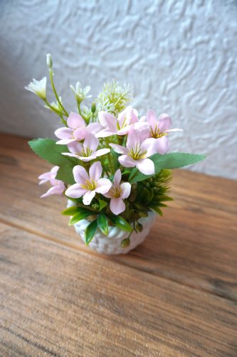 Fonott kosár kaspóban rózsaszín csokor